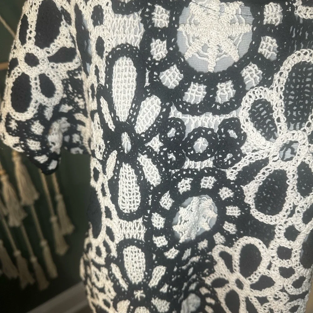 Alfred Dunner Crochet Floral Top Black & White Scalloped Hem XL - Picture 4 of 5